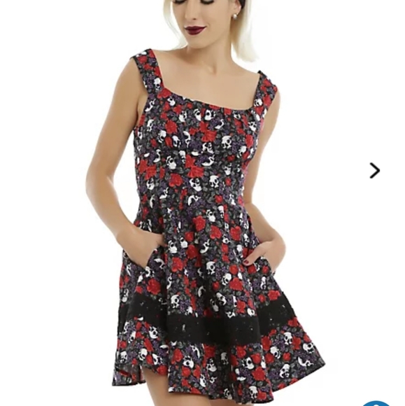 Hot Topic Dresses & Skirts - HOT TOPIC PURPLE & RED SKULL ROSE DRESS size XL